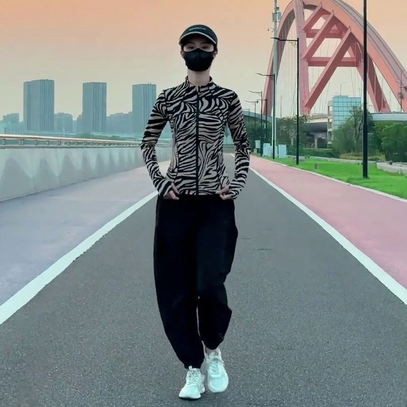 欧货运动服套装女春秋2024新款时尚洋气设计感豹纹上衣两件套显瘦