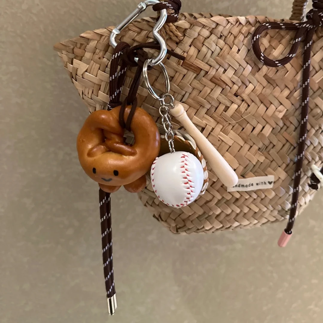 小众miu系情侣编织挂绳碱水面包挂件手工包包挂饰贝果棒球钥匙扣