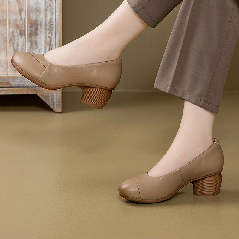 23822真皮复古休闲圆头女鞋粗跟软底防滑舒适妈妈鞋百搭中跟单鞋