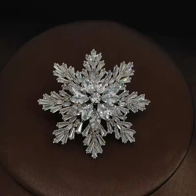 铜合金仿水晶胸针 奢华雪花胸针2024新款潮胸花百搭西装衣服配饰1