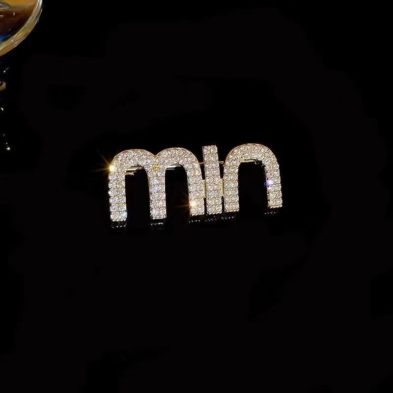 锌合金仿珍珠胸针 轻奢小众设计感别针2024爆款高级感气质min配饰