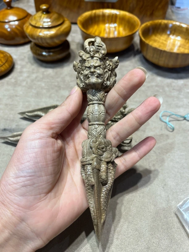 金丝楠木金刚抱件