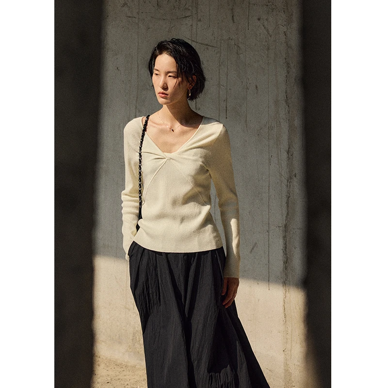 鲸乎  【抢先购】V领针织衫女25春小众设计新款绵羊毛气质毛衣