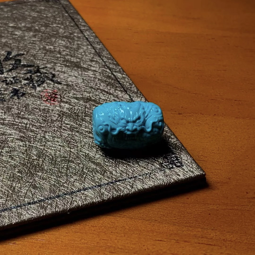 世泽岀品湖北天然原矿绿松石极致云盖蓝精雕龙珠