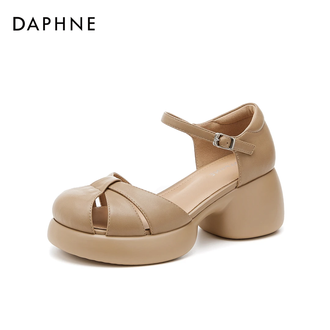 达芙妮女式夏季休闲百搭户外透气镂空仙女风软底舒适圆头时装凉鞋