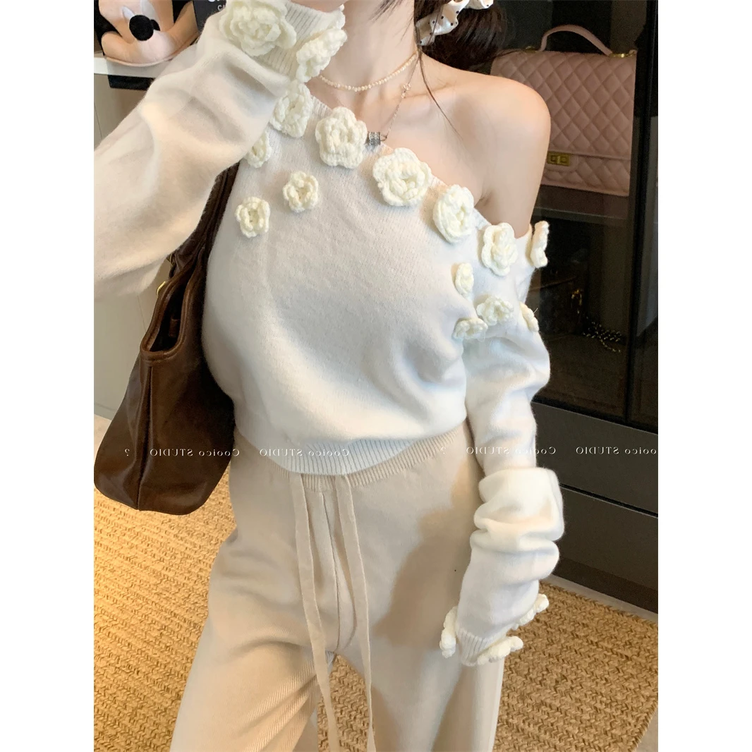 法式立体花朵白色斜肩毛衣女装设计感小众秋冬露肩针织衫短款上衣