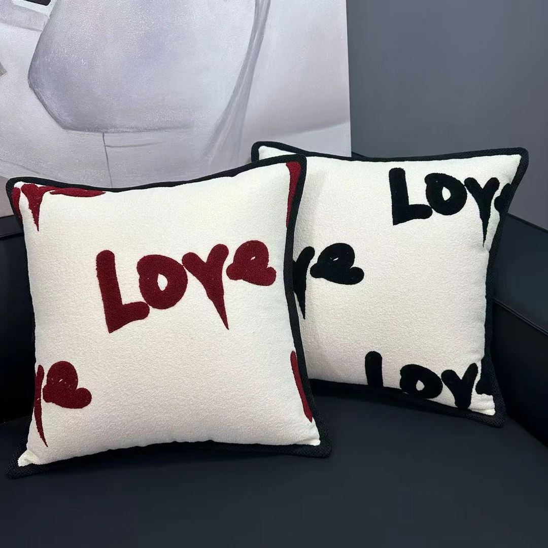 现代轻奢居家客厅沙发抱枕时尚潮流靠背垫样板间设计创意字母抱枕