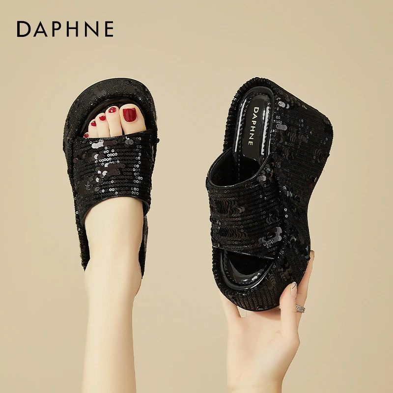 达芙妮黑色亮片凉拖鞋女外穿2025夏新款松糕厚底增高一字拖配裙子