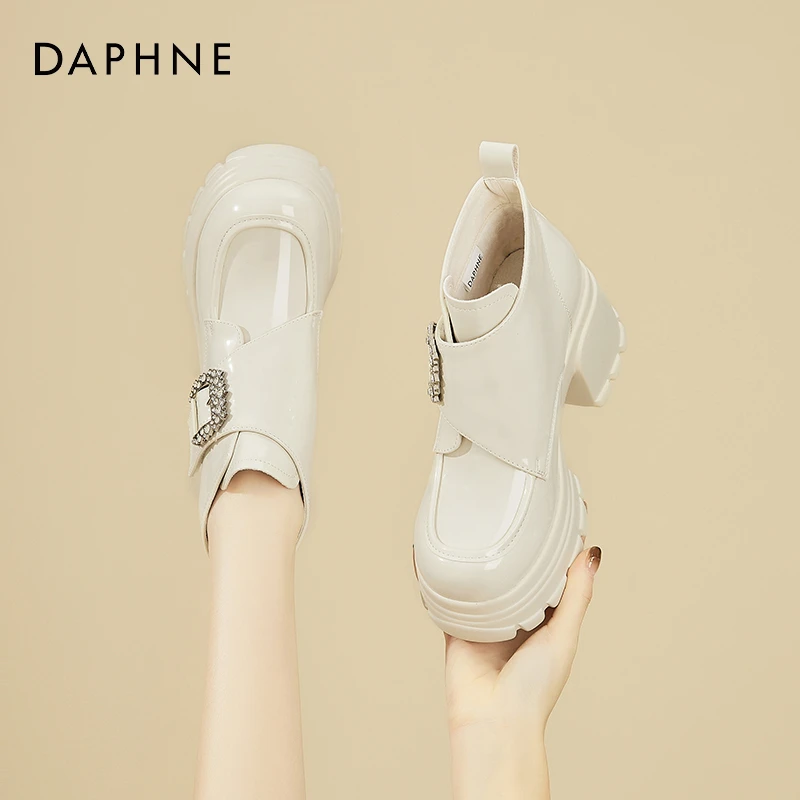 达芙妮短靴女时尚厚底高跟英伦风圆头秋冬显瘦高帮白色马丁靴女靴