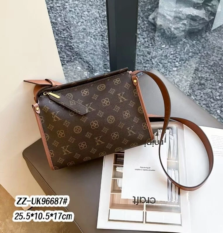 软皮包包简约时尚，英伦风，大容量休闲百搭斜跨