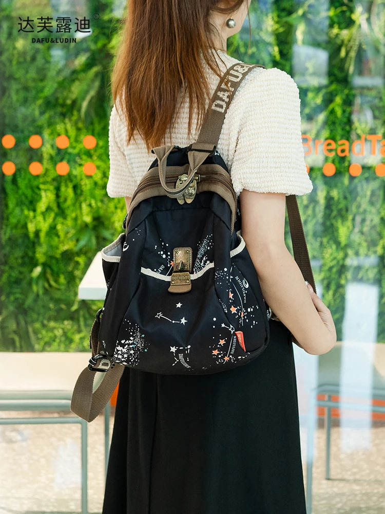 达芙露迪2026年春夏休闲简约轻便防水透气大容量多用女士双肩包