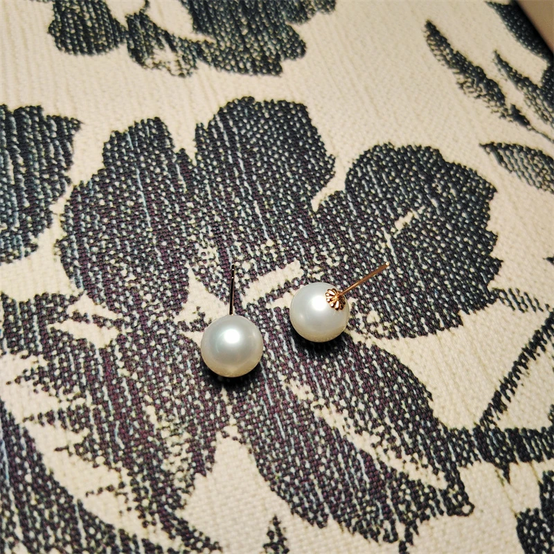 约7-8mm天然淡水珍珠强光圆珠18K金耳钉