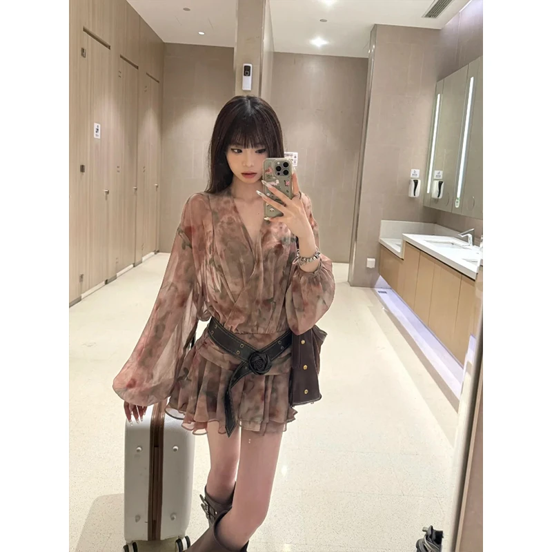 法式V领气质碎花超仙连衣裙女2025夏季新款时尚显瘦小众减龄短裙