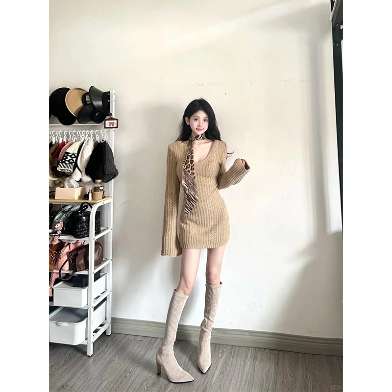 2025冬季新款高级感时尚轻熟风显瘦针织连衣裙女收腰纯色包臀短裙