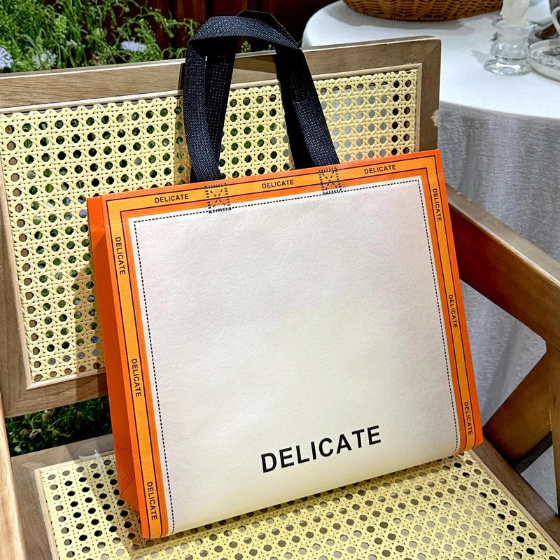 覆膜无纺布英文服装店袋子定制手提袋便携礼品购物袋白色防水简约