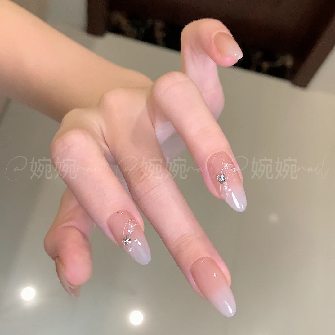 【舒芙蕾】纯手工手绘乳白渐变显白百搭穿戴甲贴片