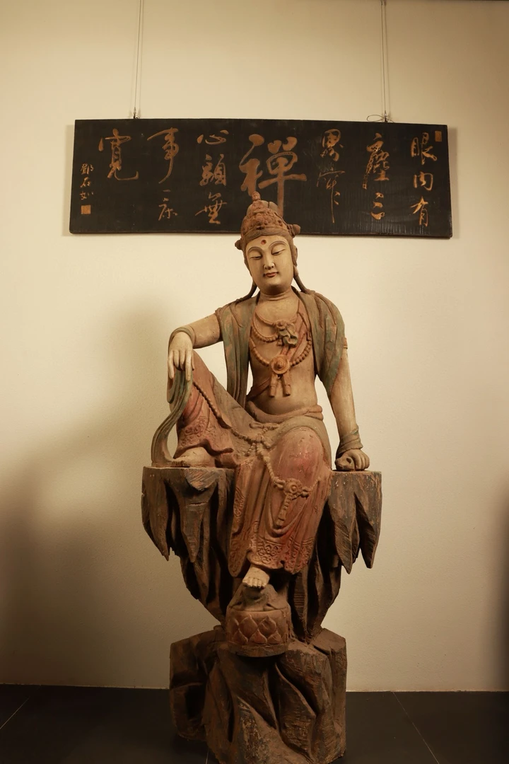 木雕彩绘•观音像  尺寸：高2.1米长86厘米宽56厘米。