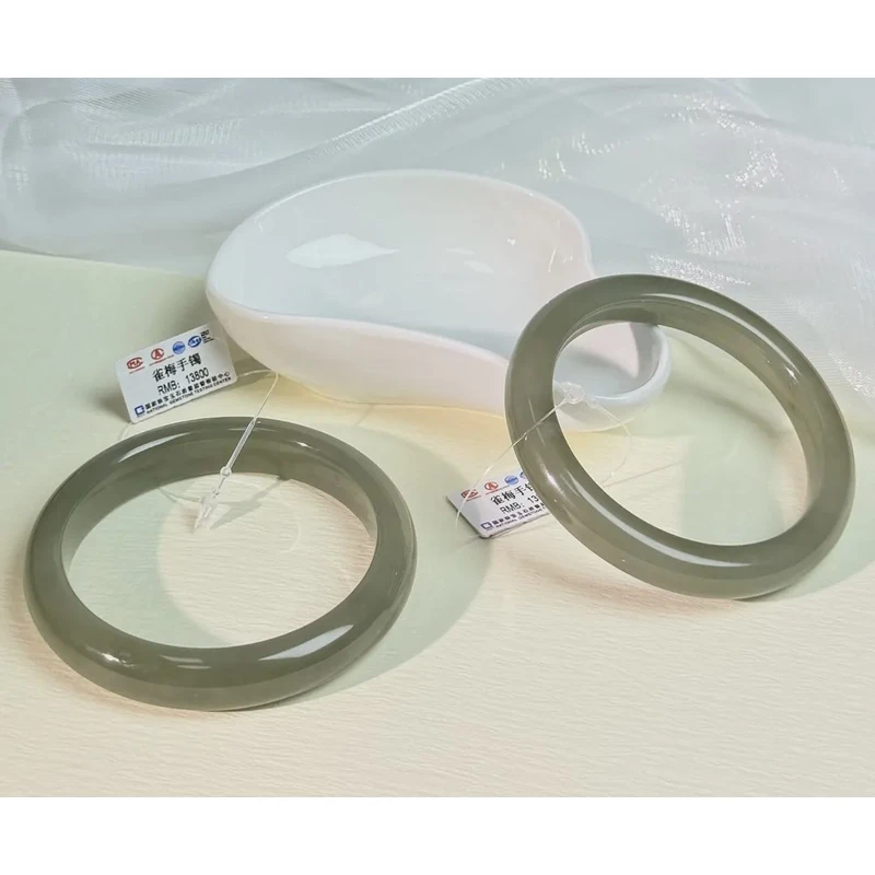 和田玉野牛沟雀梅手镯（多样性发其一)微瑕