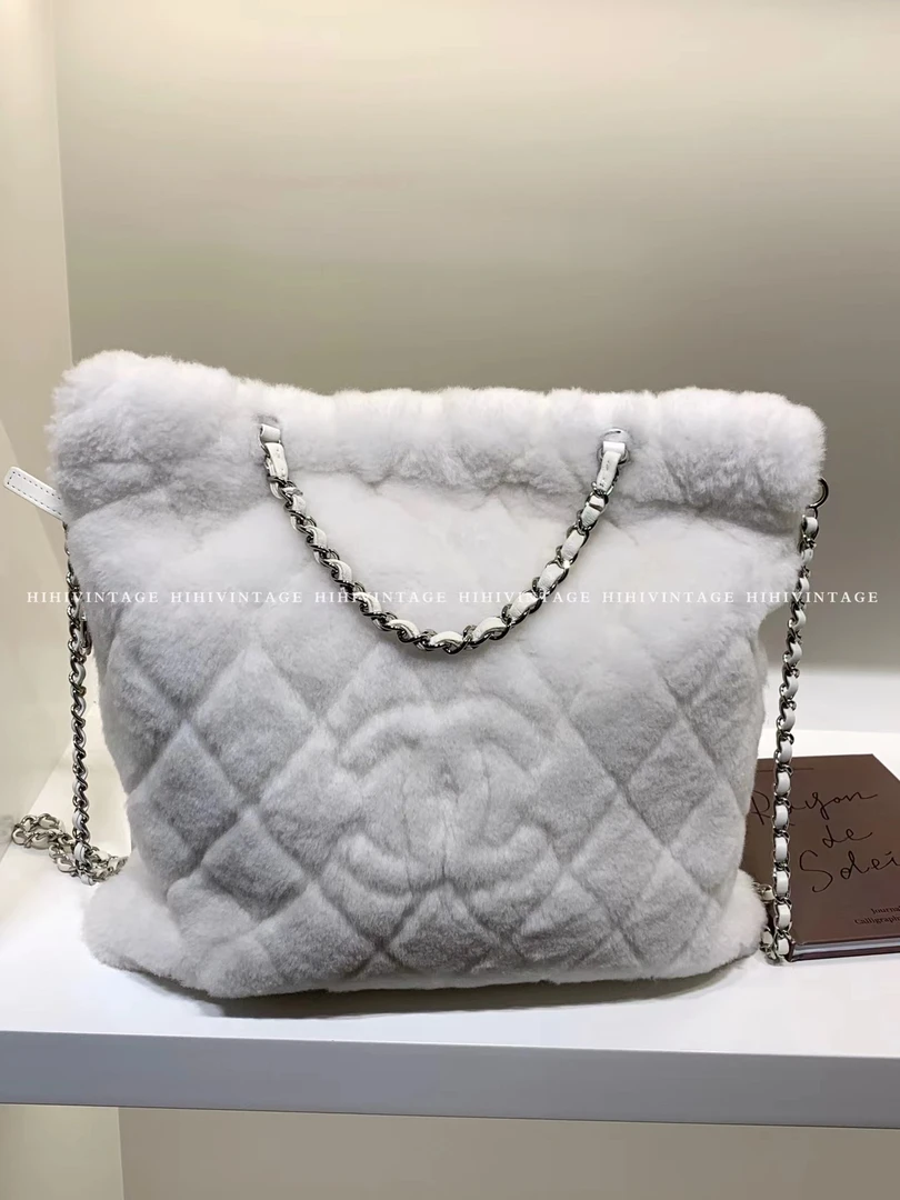 99新 Chanel/香奈儿 HIHI/23Ncoconeige滑雪系列白色毛双肩芯片款