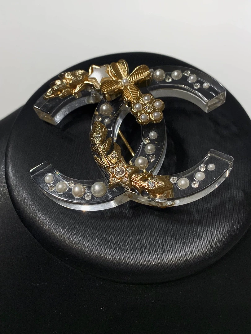 99新  HIHI精选/Chanel 19K 双C亚克力多元素珍珠胸针/9054327