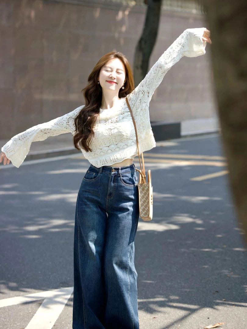 2025秋季新款复古民族风镂空勾花别致短款上衣搭配牛仔阔腿裤套装