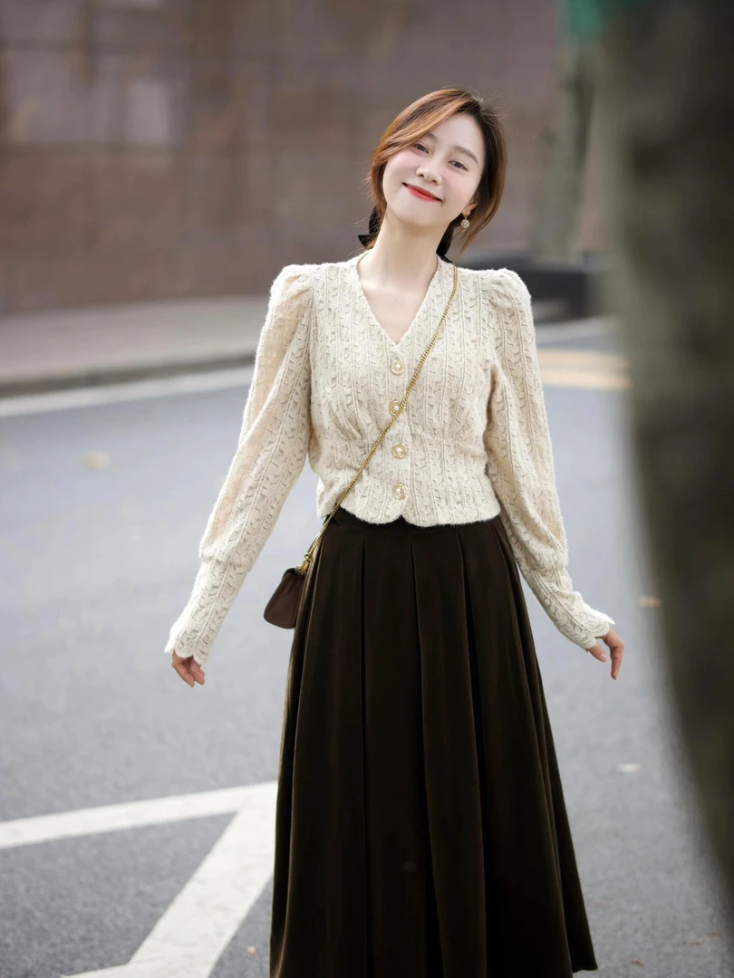 2025春季新款法式复古温柔蕾丝镂空上衣棕色丝绒半身裙两件套装女