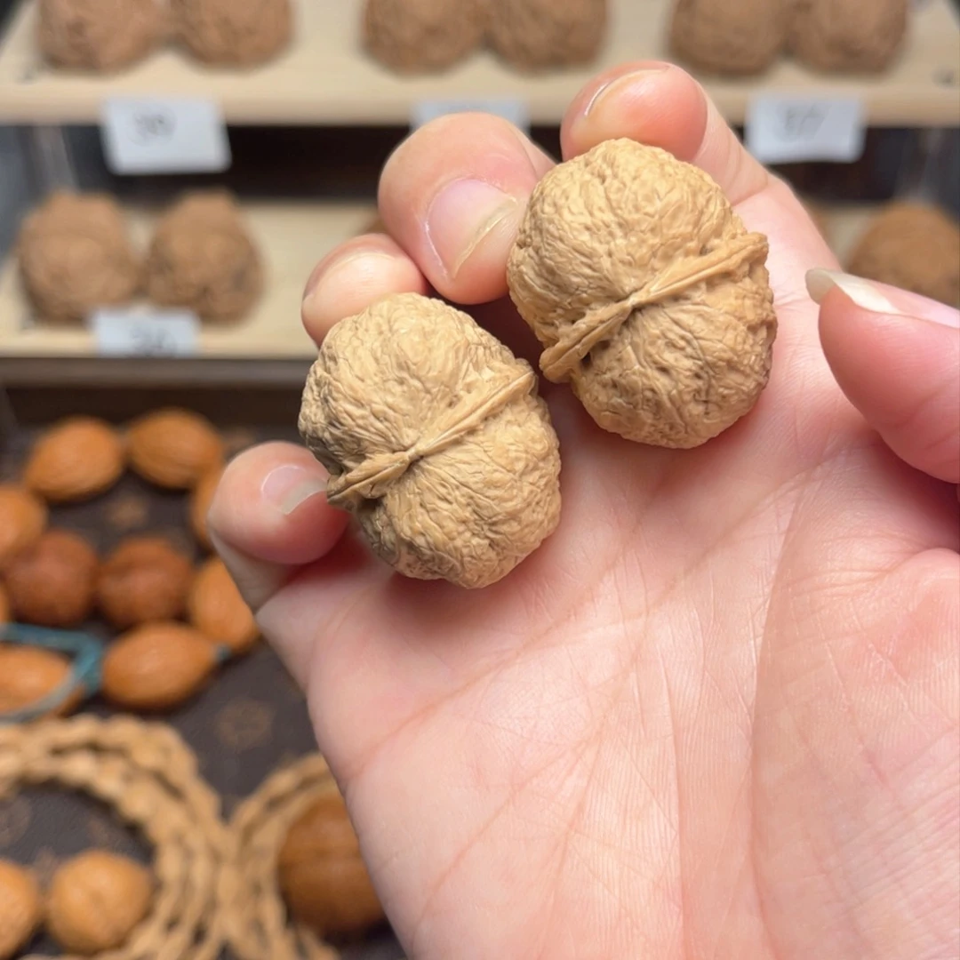 桃核把件铁核桃元宝