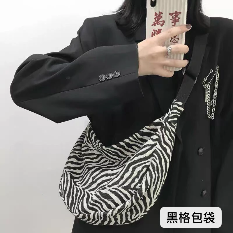 包包2023新款潮斜挎包女百搭ins大容量学生韩版帆布斑马纹饺子包