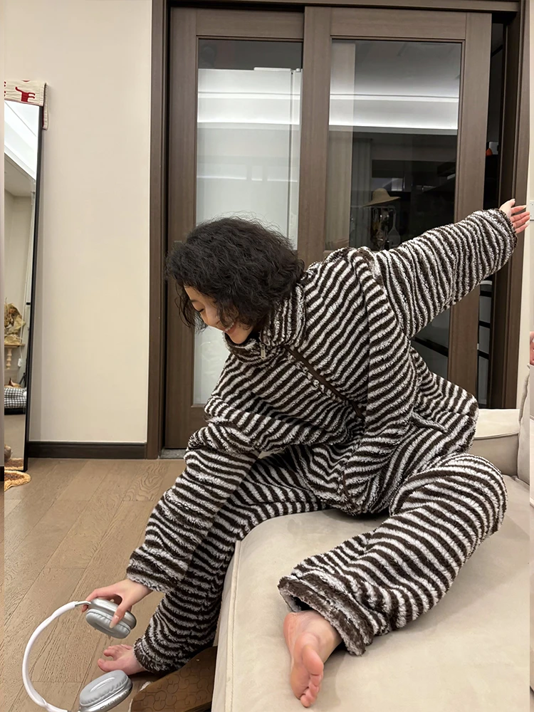 冬款新款韩版时尚条纹珊瑚绒睡衣女加绒加厚可外穿家居服套装冬天