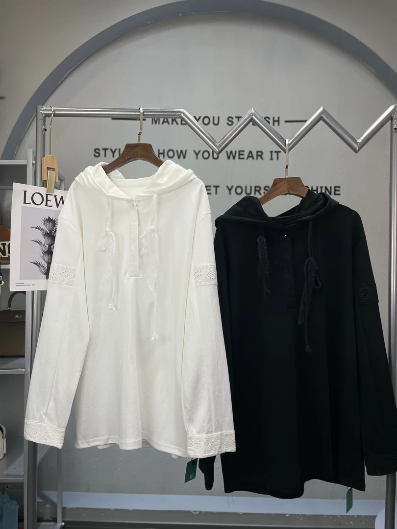 君家双色连帽蕾丝打底衫