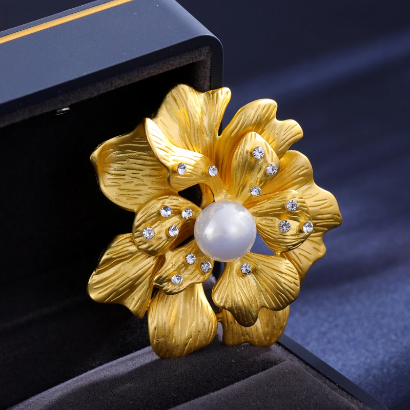 铜合金胸针 牡丹花胸针高档轻奢镶钻双层设计感珠珠胸花西服配饰