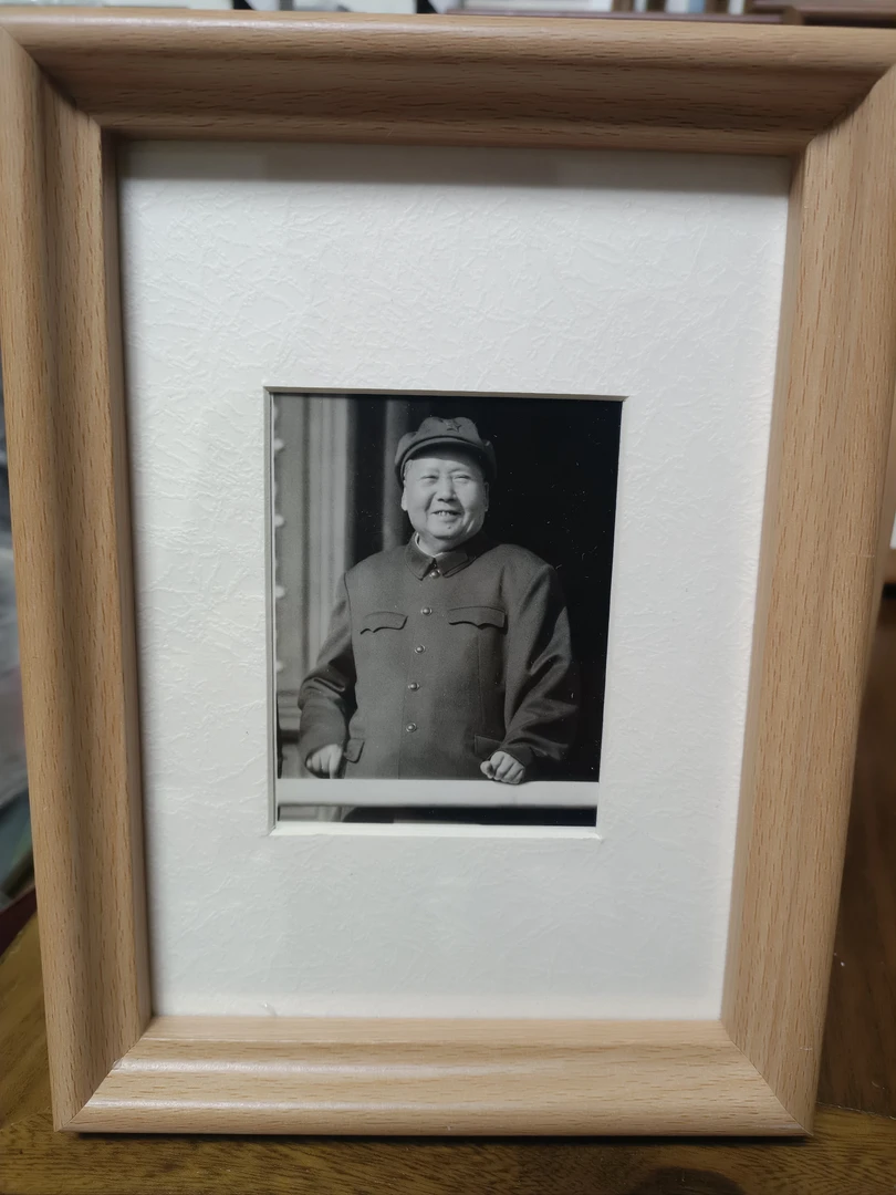 老照片，笑眯眯扶栏杆。外框尺寸20*15，保真包老