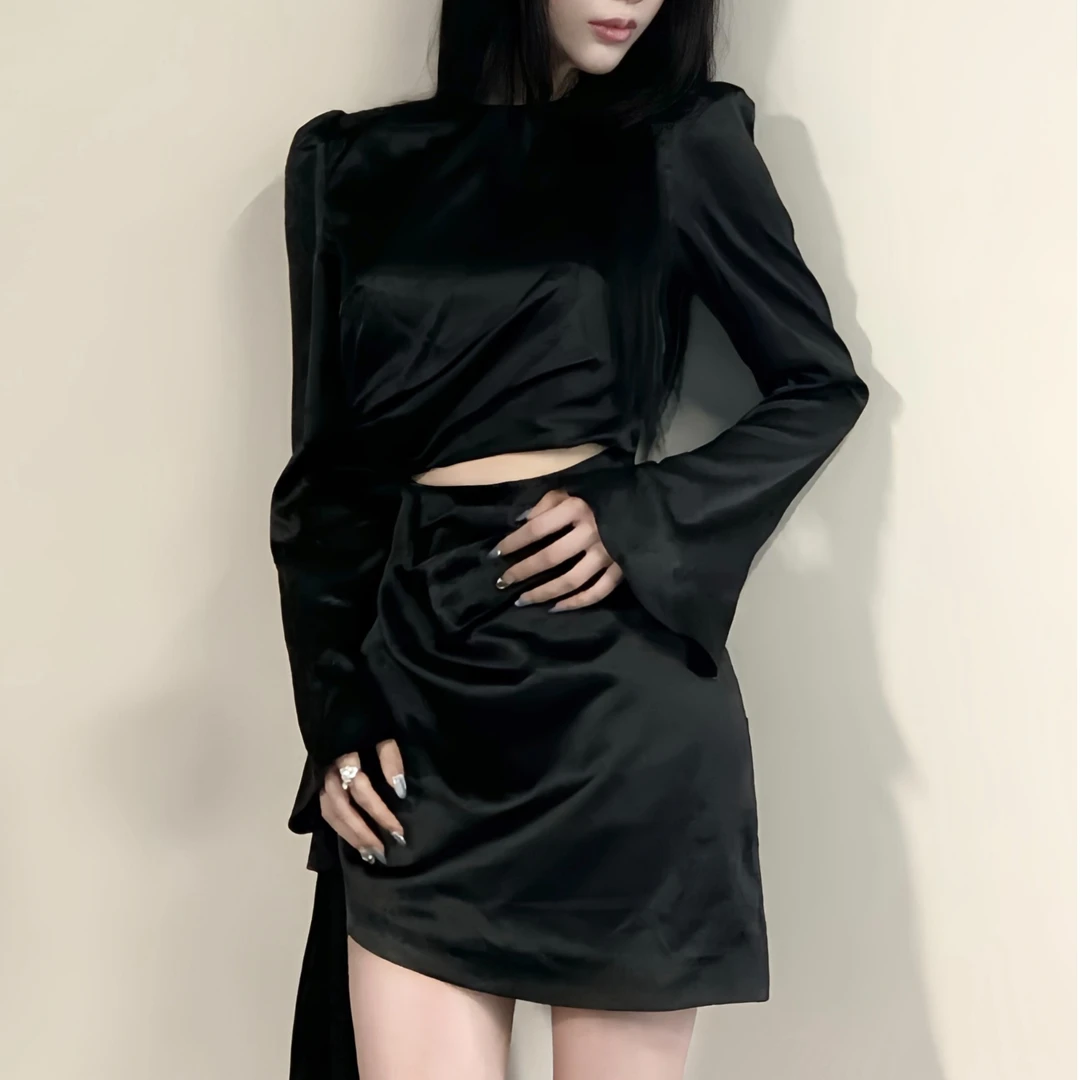 长袖修身包臀裙连衣裙黑色辣妹设计感气质收腰包臀露背性感小黑裙