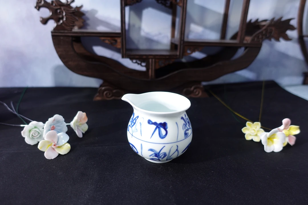 景德镇青花瓷古窑手绘刀字纹100cc小公道杯