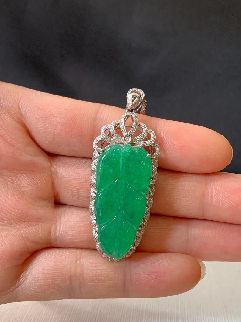 翠绿满绿叶子天然缅甸翡翠吊坠