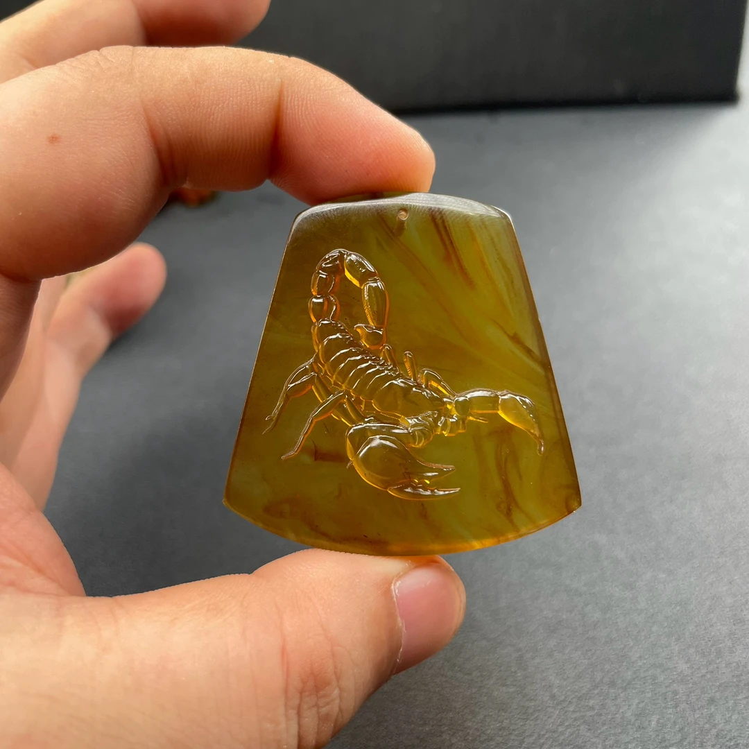 缅甸琥珀挂件蝎子