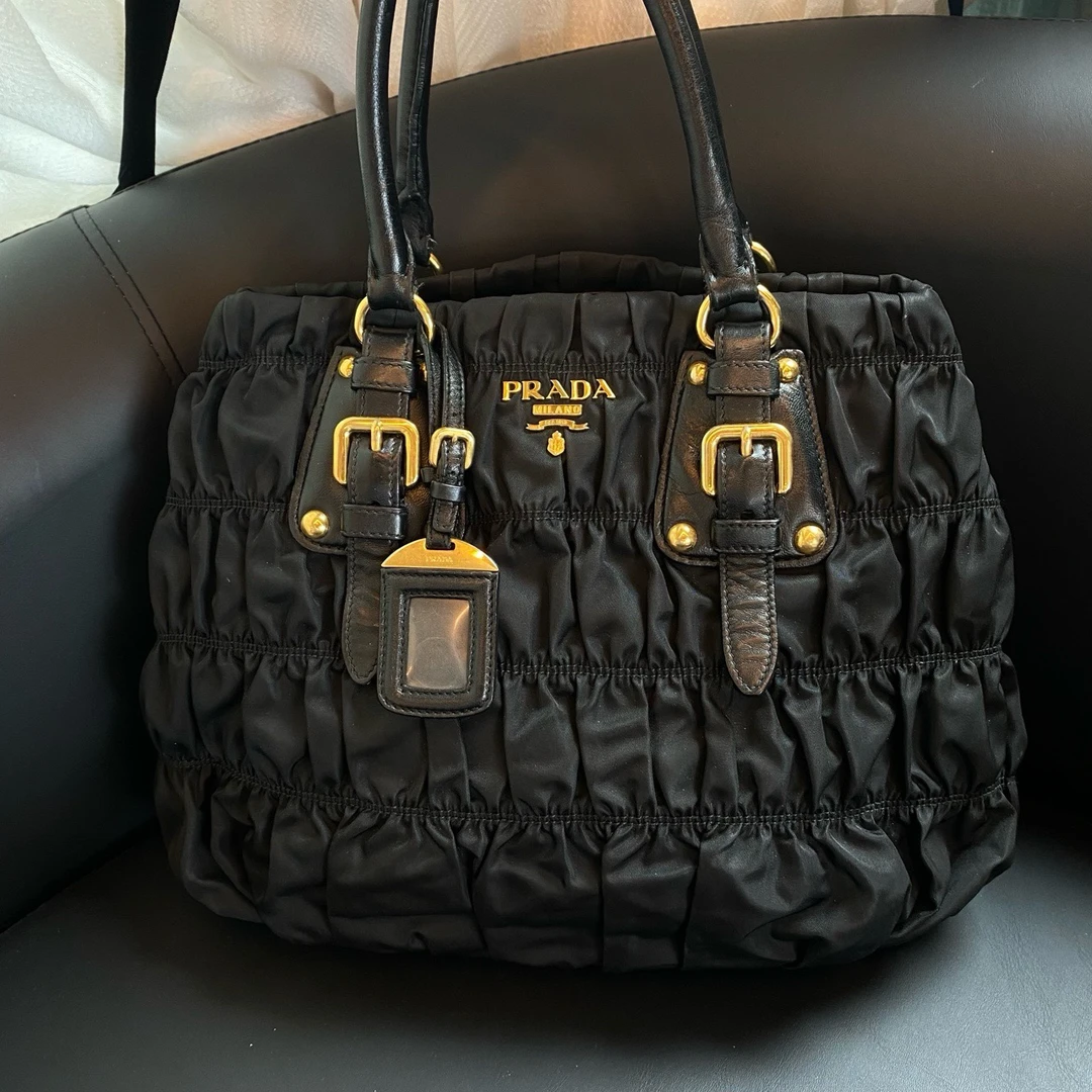 95新 Prada/普拉达 黑金褶皱降落伞手提托特单肩斜挎包