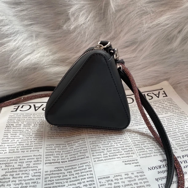 95新 Valentino/华伦天奴 黑色三角单肩斜挎包