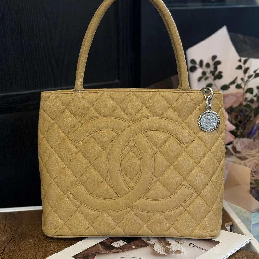 95新 Chanel/香奈儿 希尔顿 奶茶色银币 9开