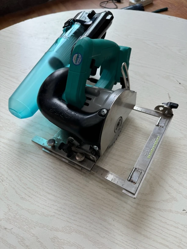 自吸式五寸锂电锯标配折叠式靠尺不锈钢底座两电一充4.0电池