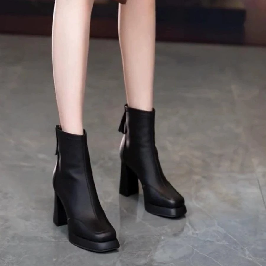 2025新款防水台方头高跟短靴2024秋冬季粗跟百搭气质马丁靴时装靴