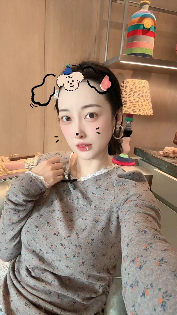 【张静芝】满身碎花拼蕾丝花边打底T恤