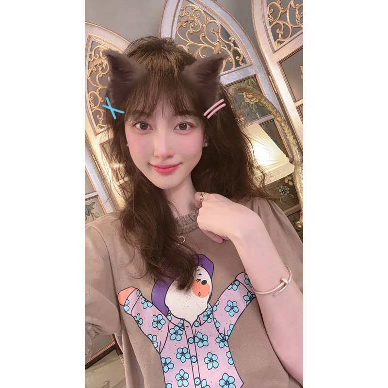 【张静芝】卡通穿睡衣小熊印花木耳褶皱花边咖色T恤