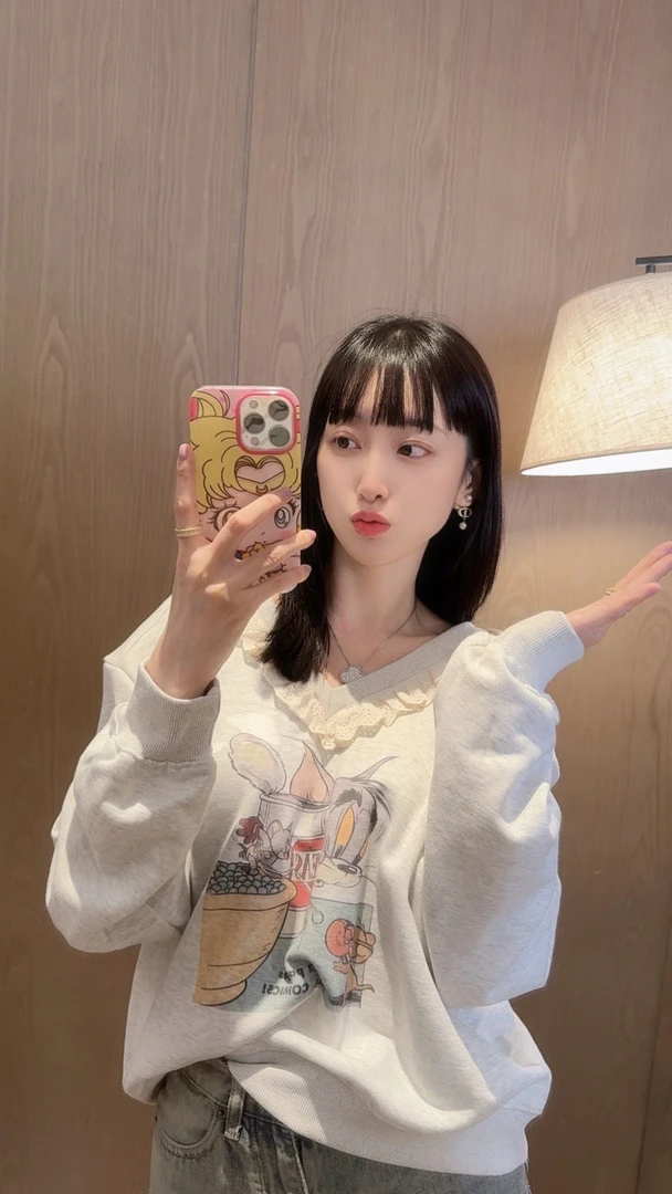 【张静芝】卡通猫咪印花V领花边卫衣