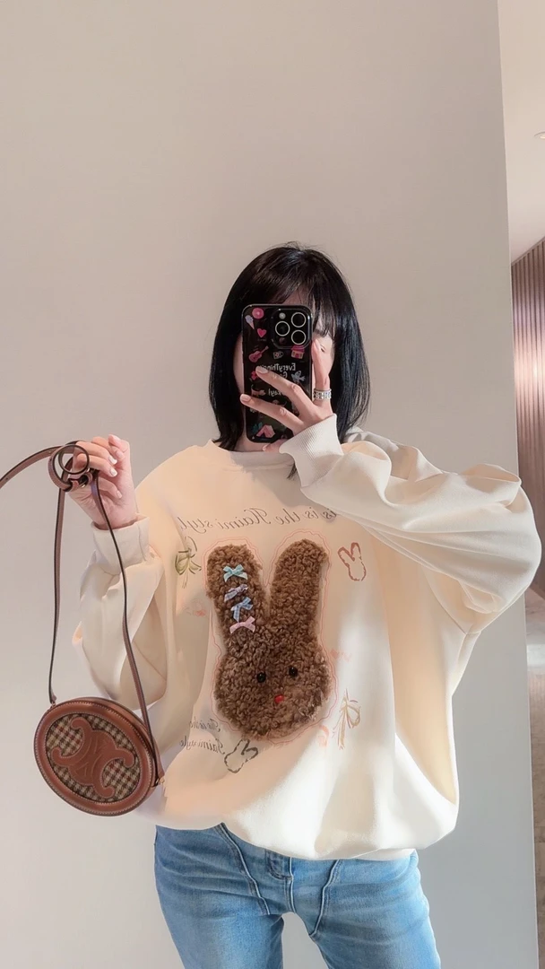 【张静芝】贴布绒毛兔子奶油白卫衣