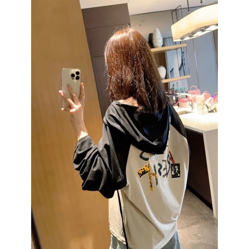 ◆张静芝 做旧卡通彩字母印花减龄插肩袖撞色连帽T恤