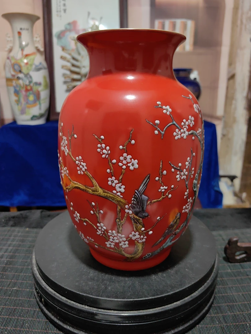 辣椒红喜鹊登梅灯笼瓶