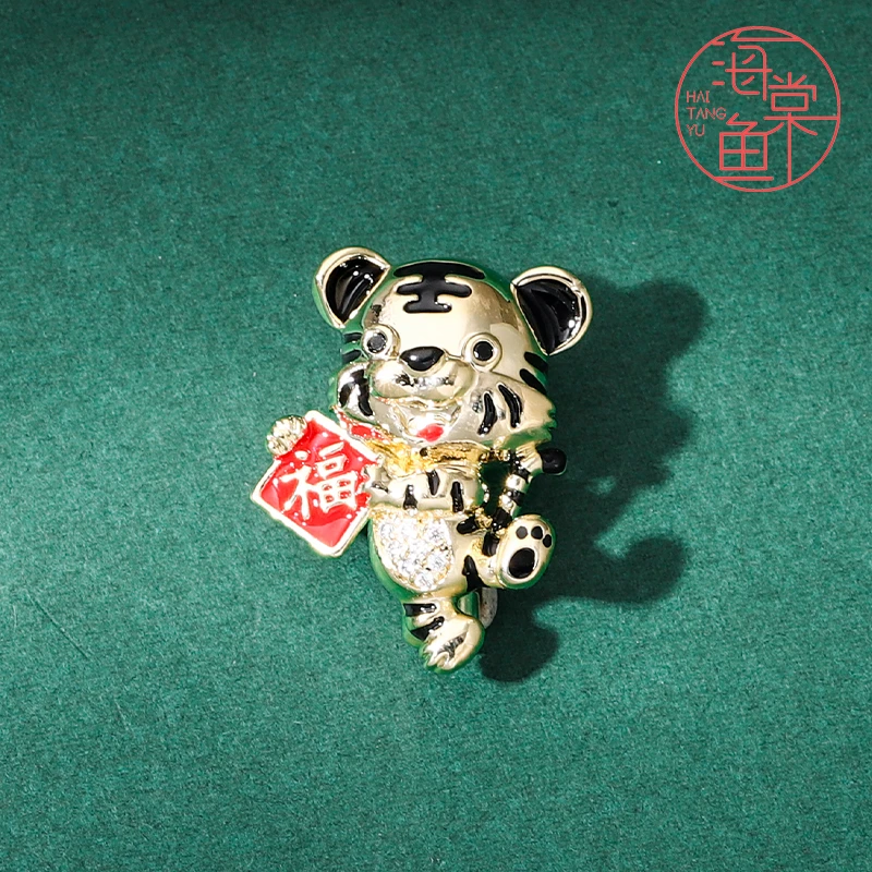 铜合金合成锆石胸针 MN179福虎生威胸针