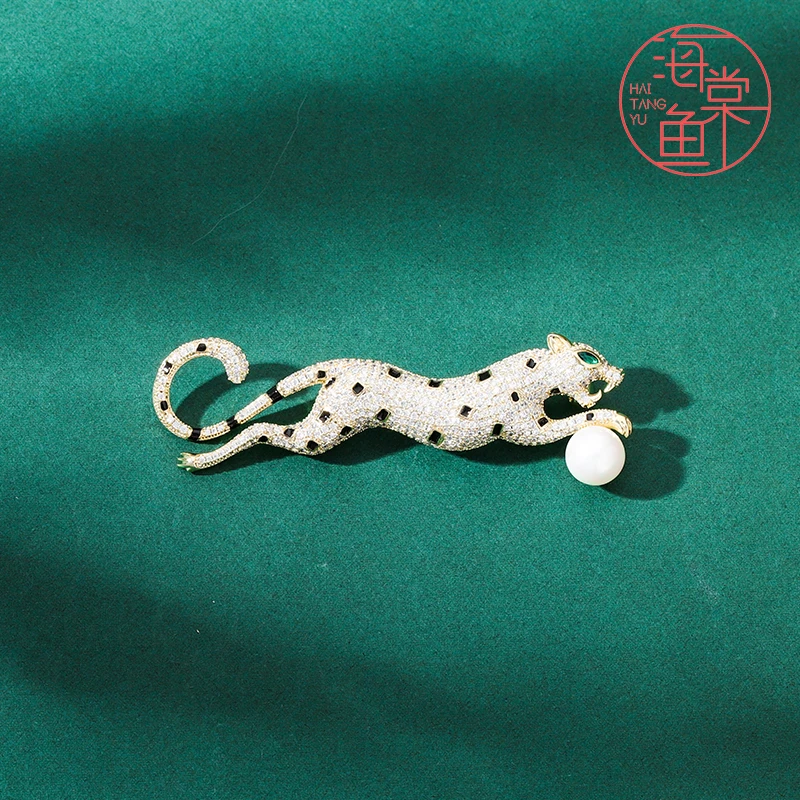 铜合金合成锆石胸针 HY114捷豹《金色》胸针