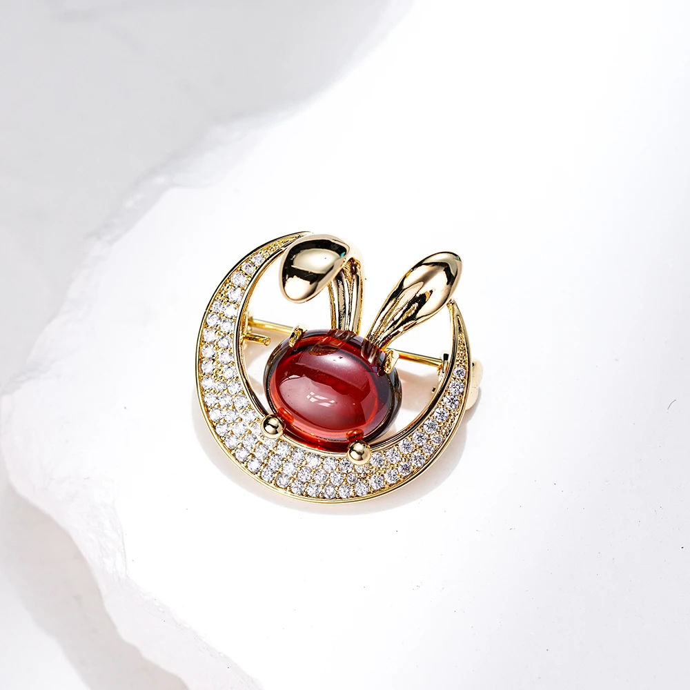 铜合金合成锆石胸针 MN1389迷你月亮红兔胸针